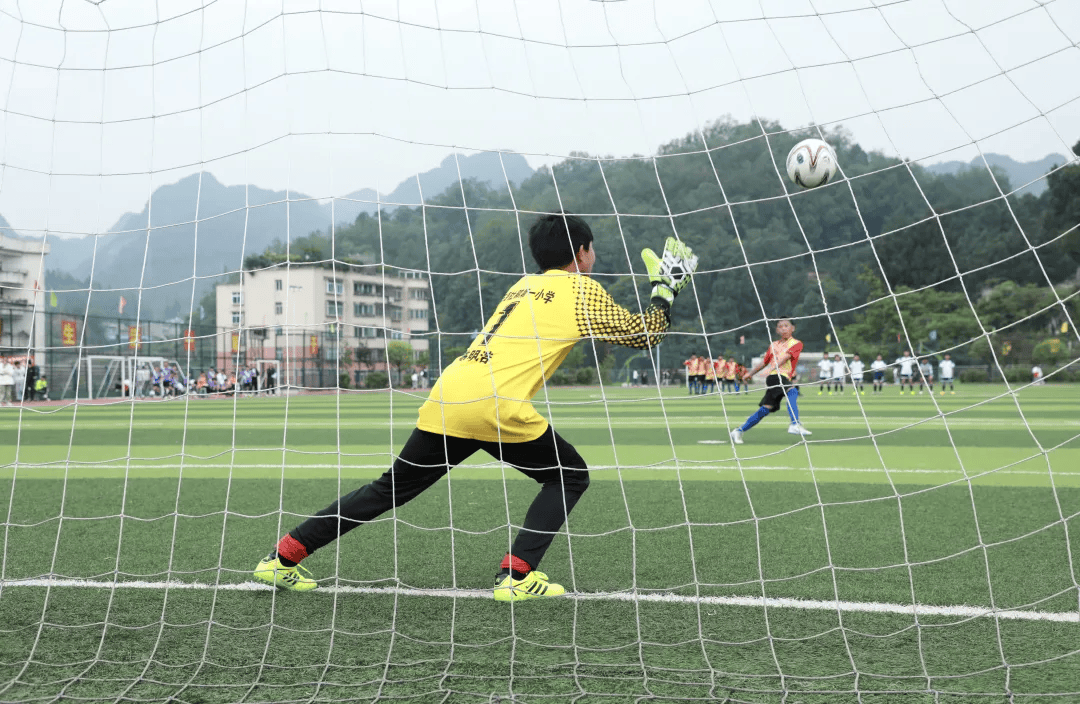 激烈比拼，足球比赛赢得观众热烈掌声